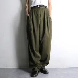 kahki 4tuck wide tapered slacks