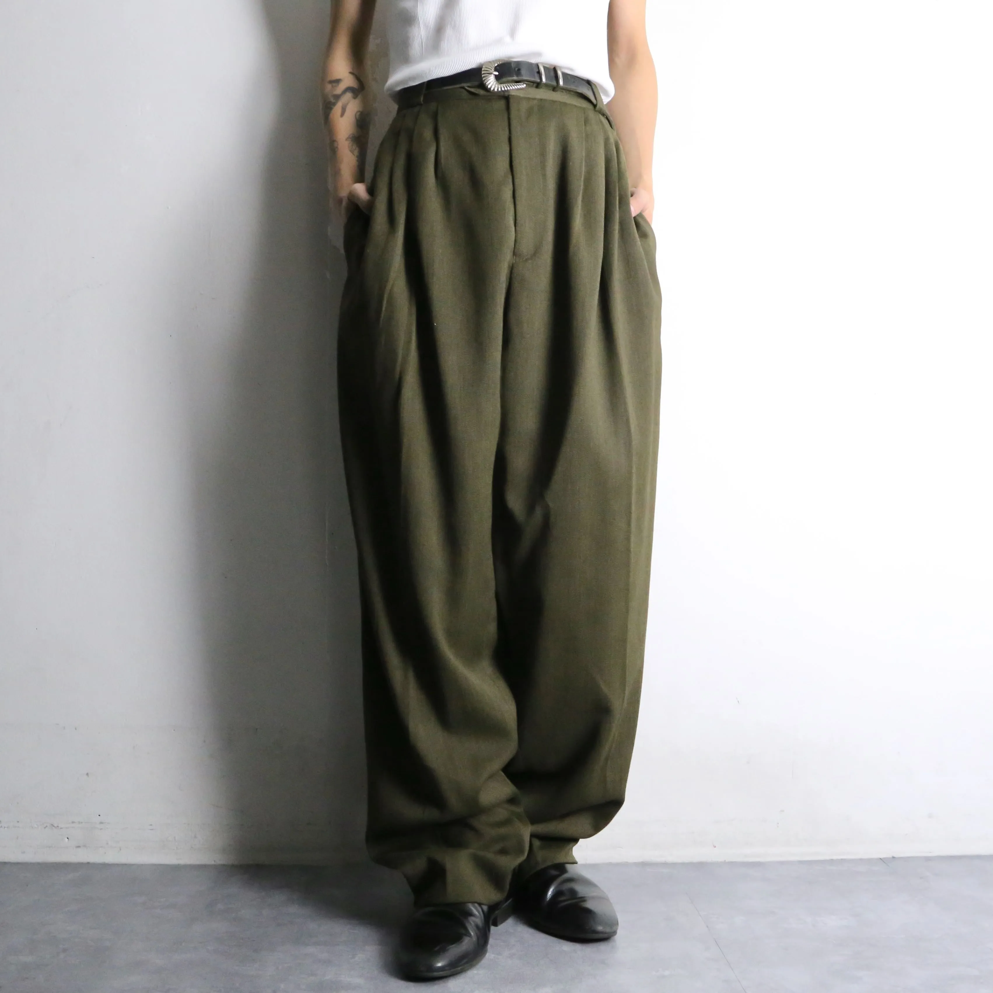 kahki 4tuck wide tapered slacks