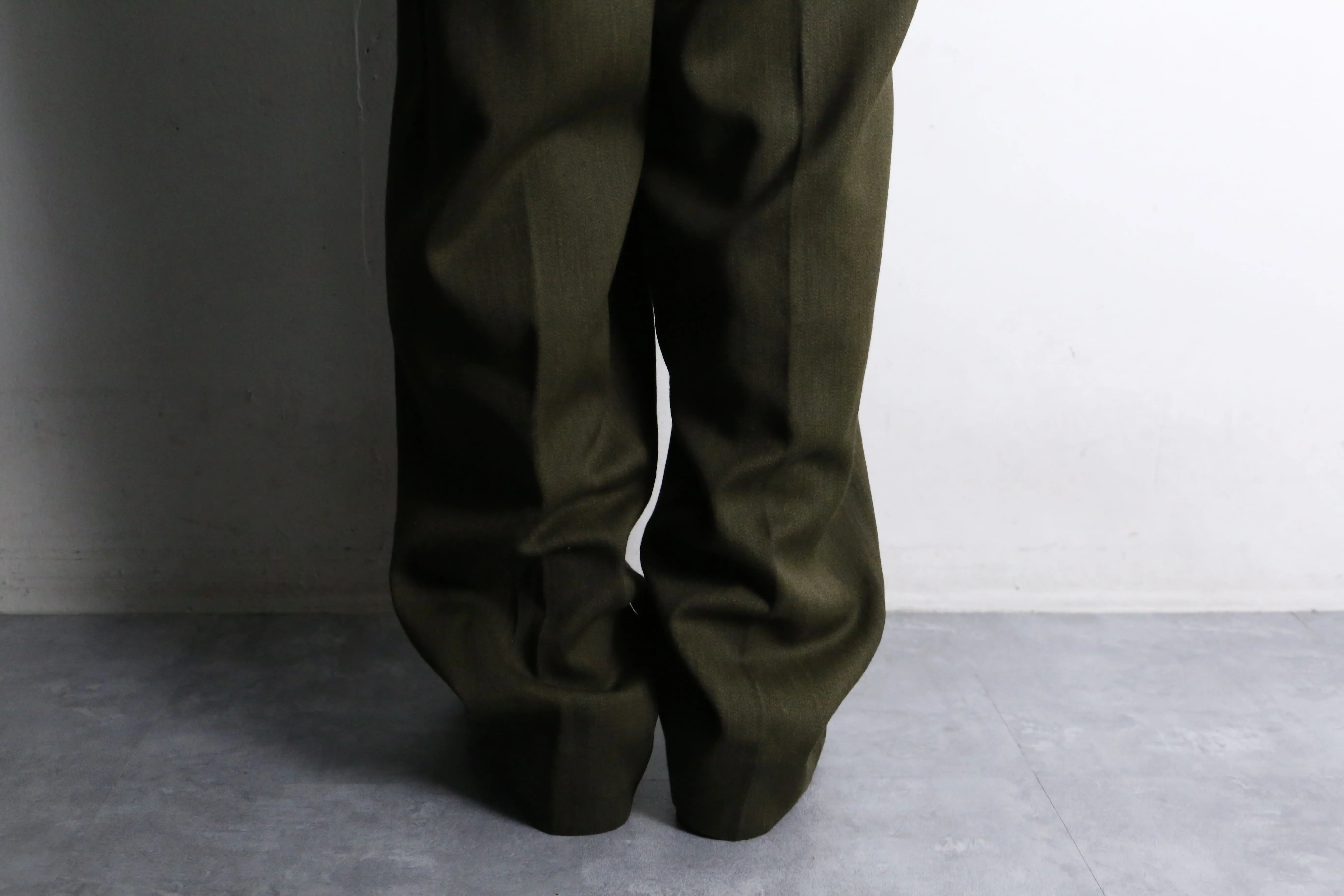 kahki 4tuck wide tapered slacks