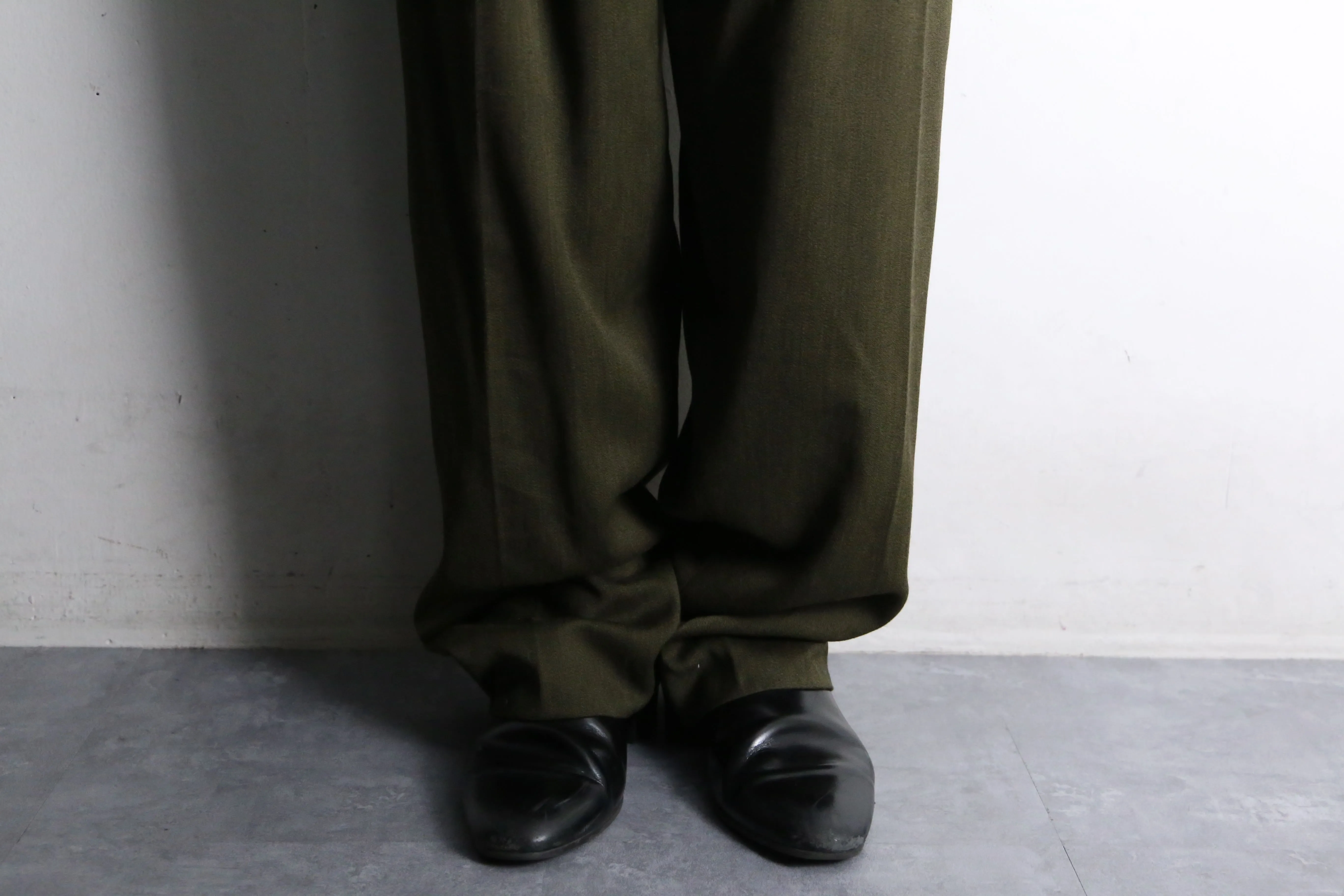 kahki 4tuck wide tapered slacks