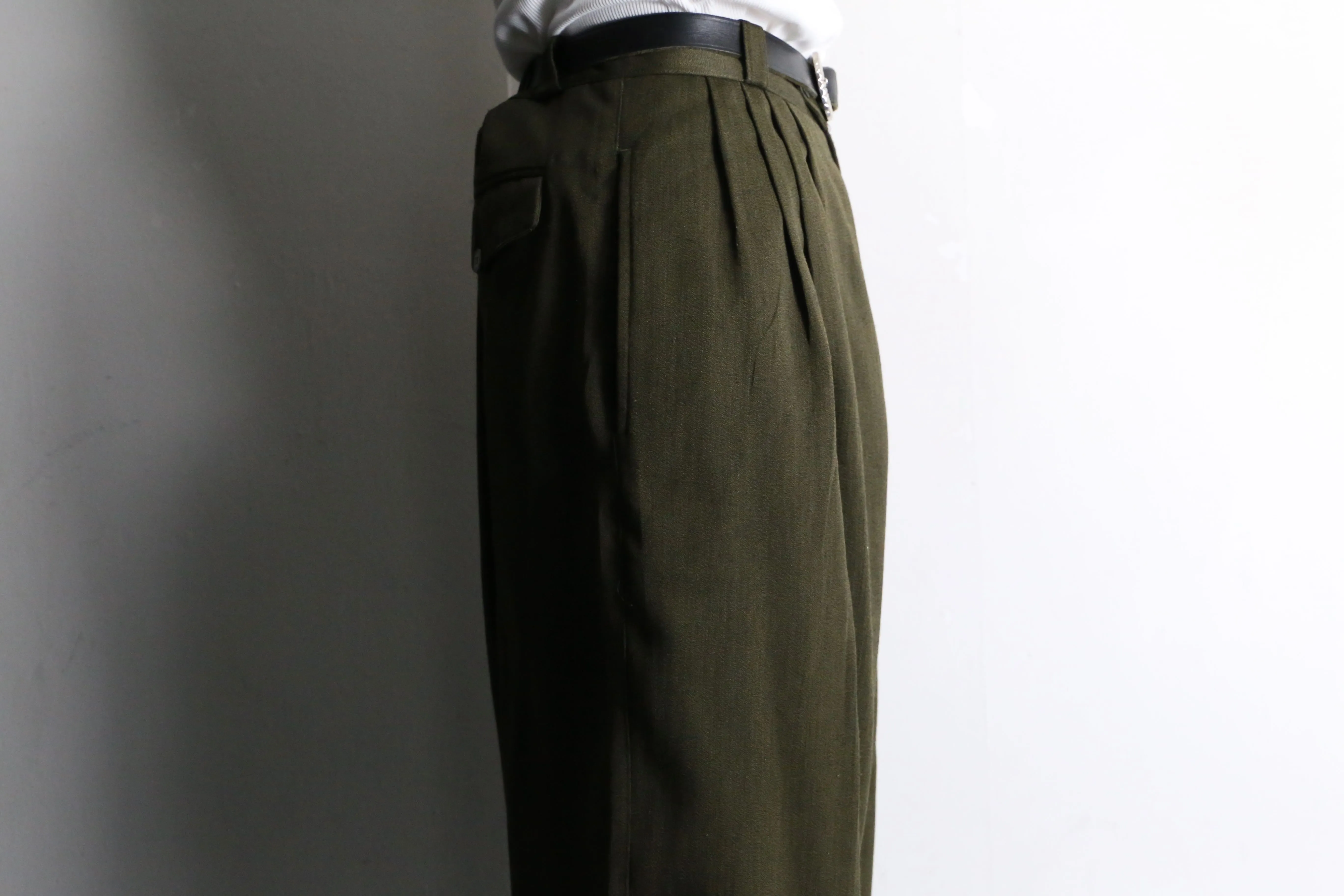 kahki 4tuck wide tapered slacks