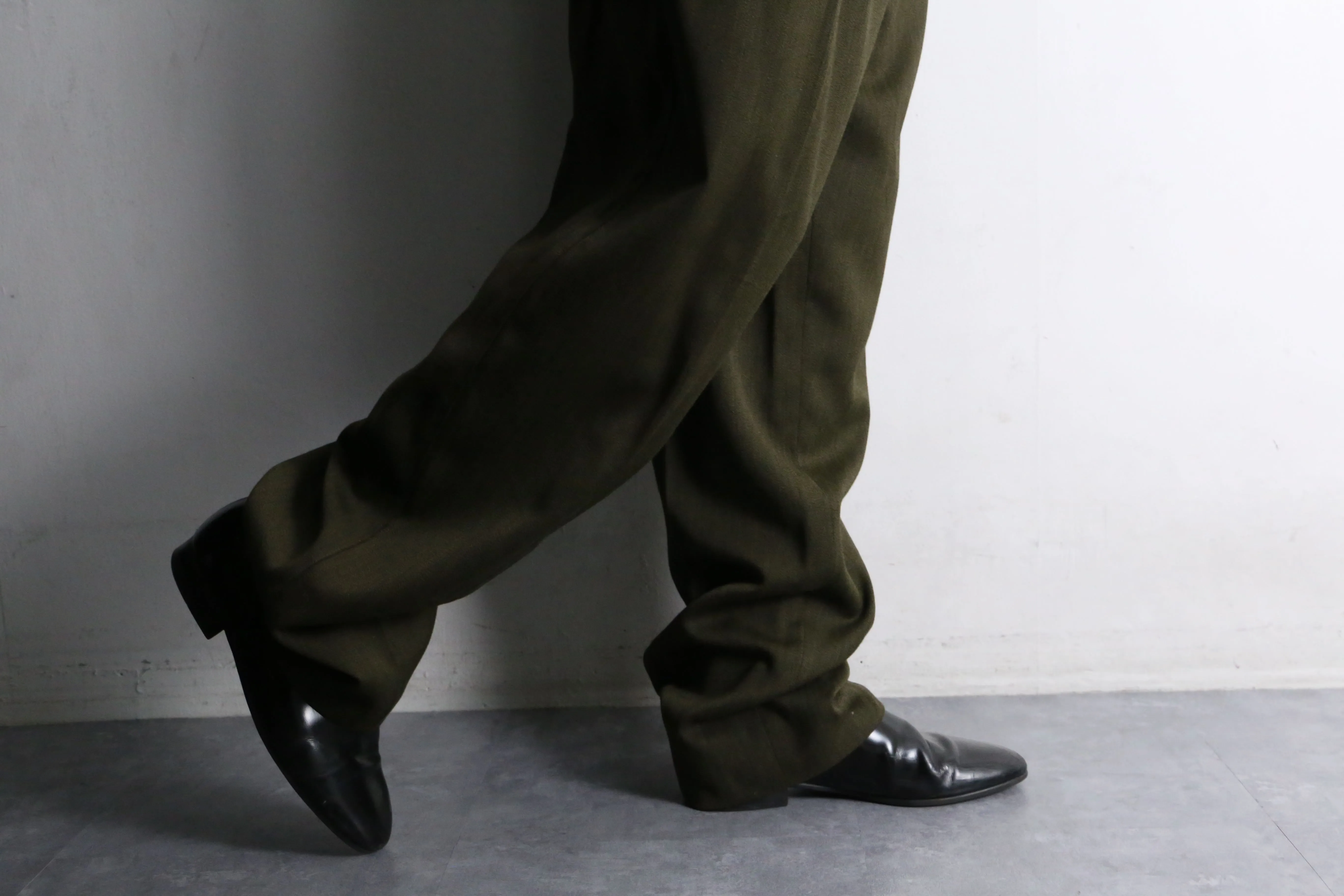 kahki 4tuck wide tapered slacks