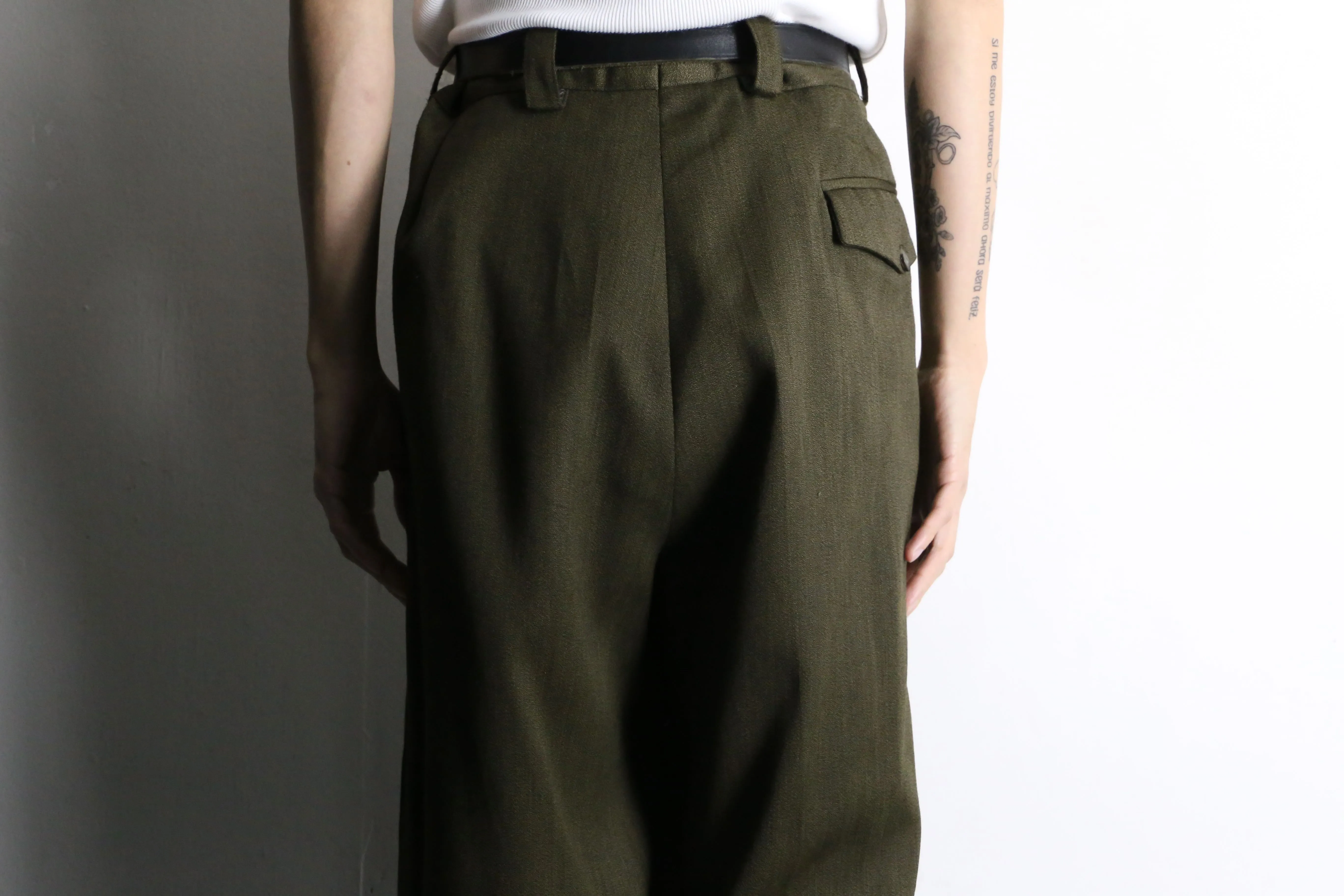 kahki 4tuck wide tapered slacks