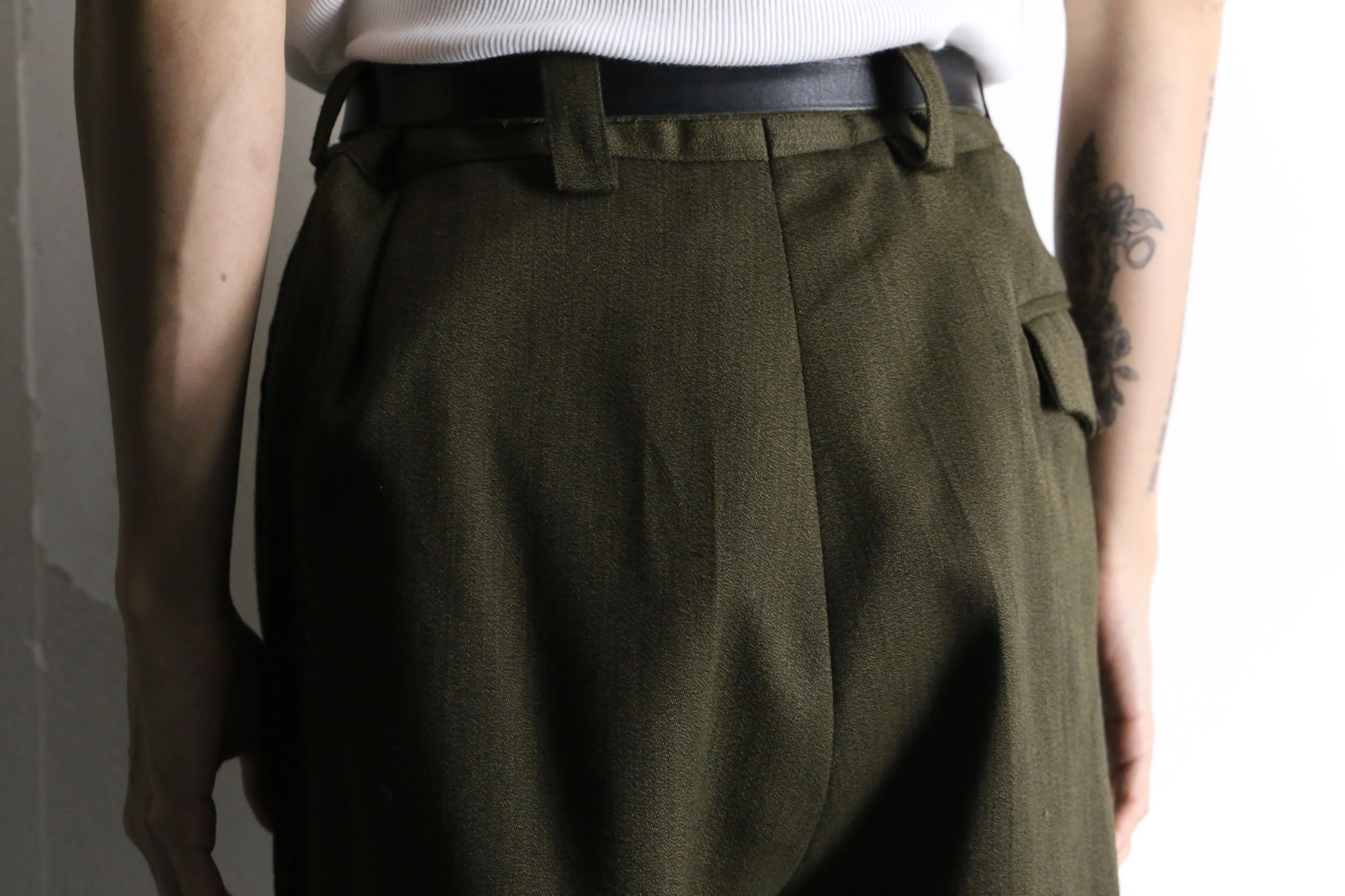 kahki 4tuck wide tapered slacks