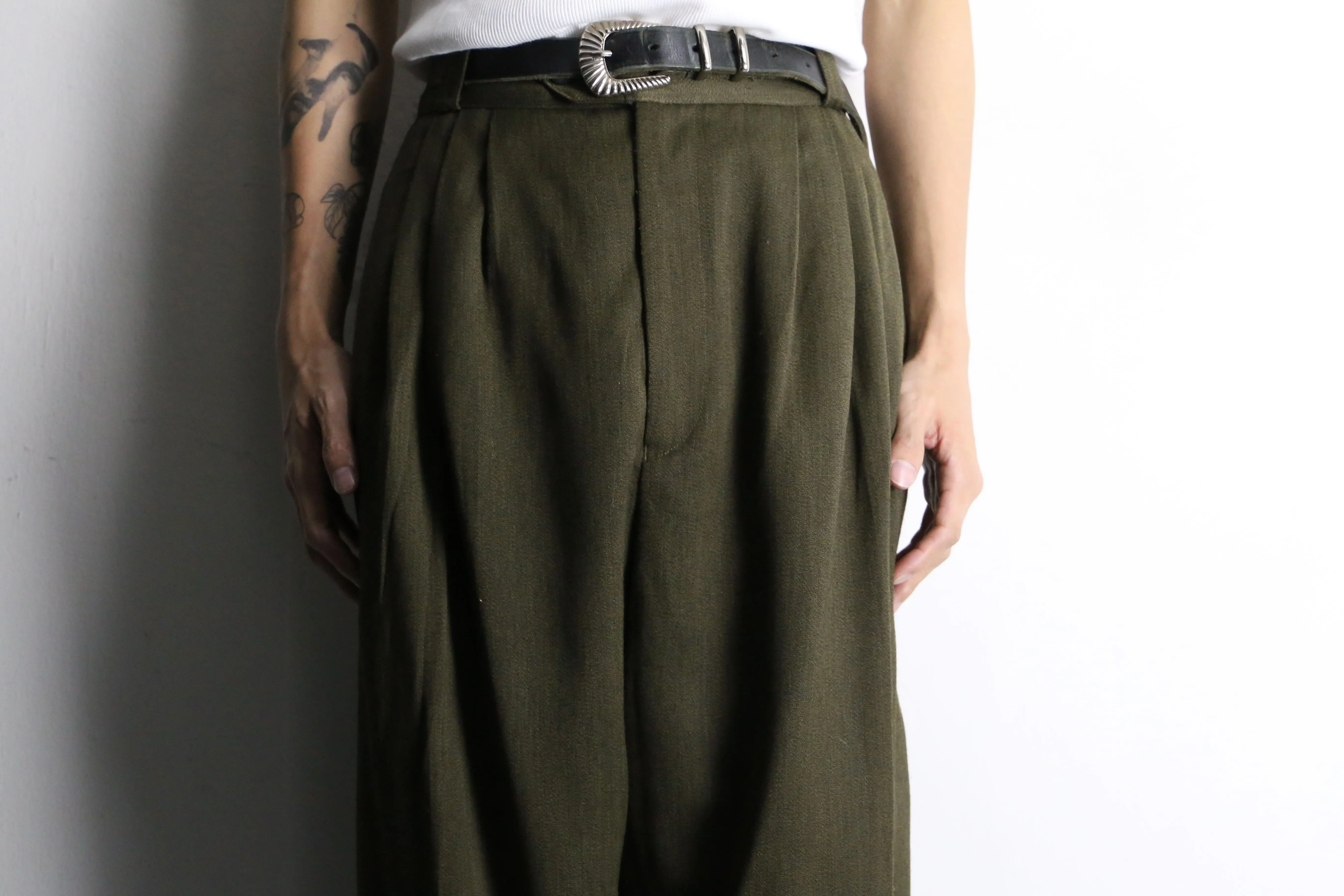 kahki 4tuck wide tapered slacks